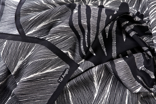 The-Black-and-White-Flower-Scarf-silk-carre-square-65x65-packshot-closeup